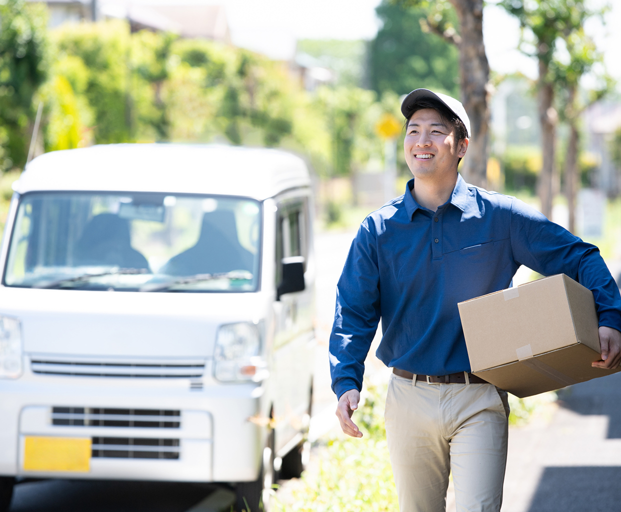 宅配をしている男性
