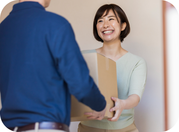 宅配の受け取りをしている女性