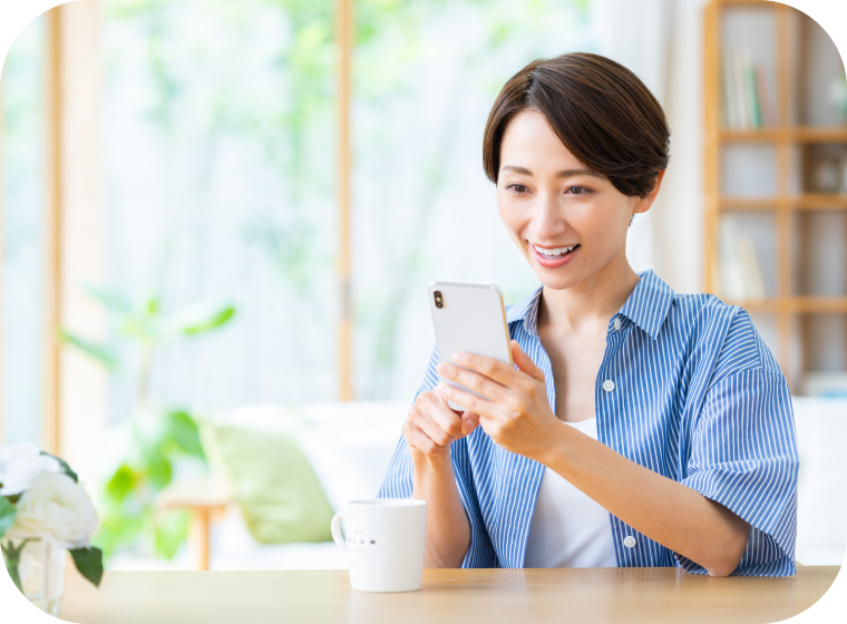 ネットスーパーで買い物をしている女性